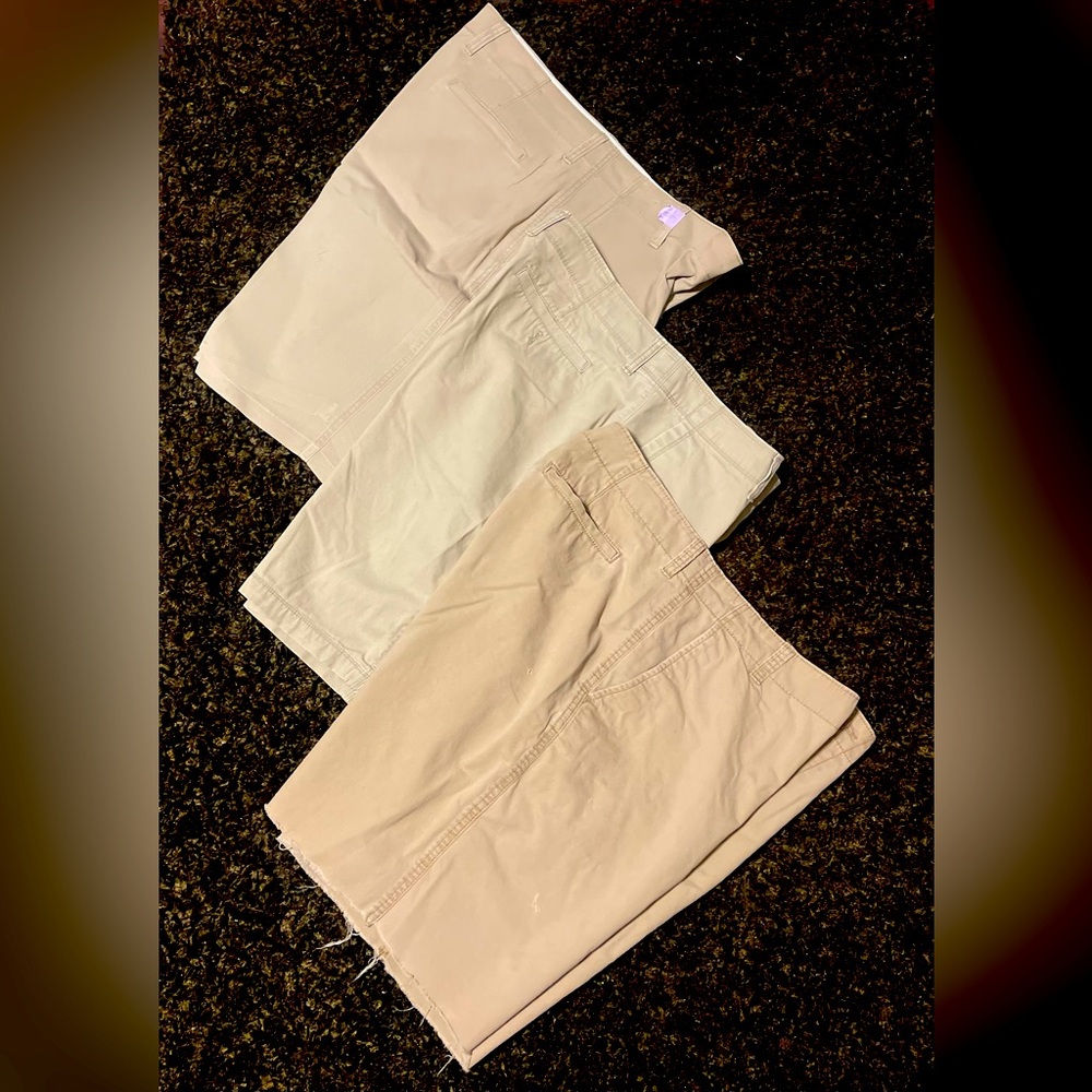 Men’s old navy Classic fit shorts.  Size 42..used like new 21$ for all 3 pairs